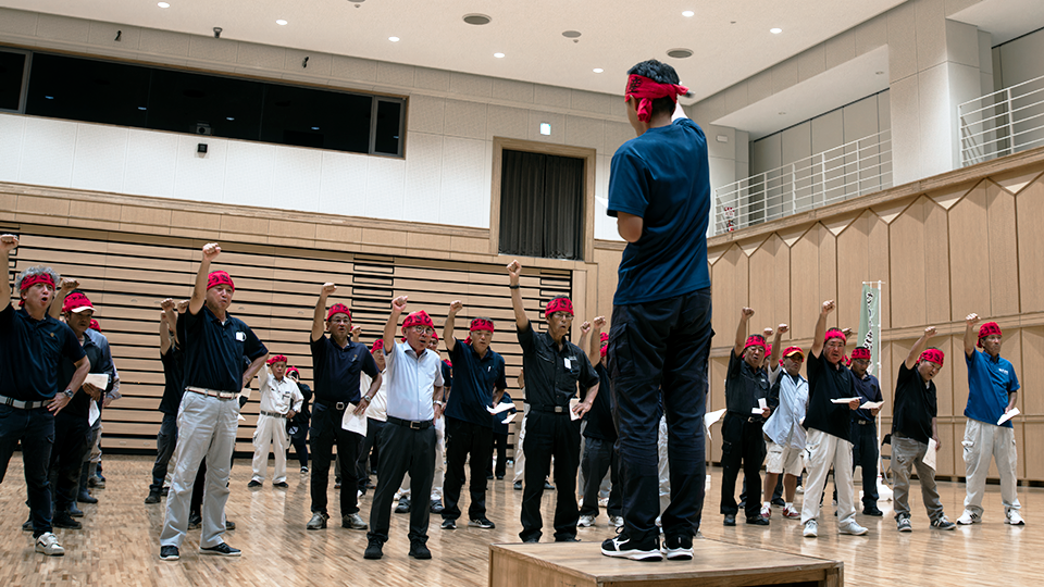 <天城町「がんばろう三唱」のようす>