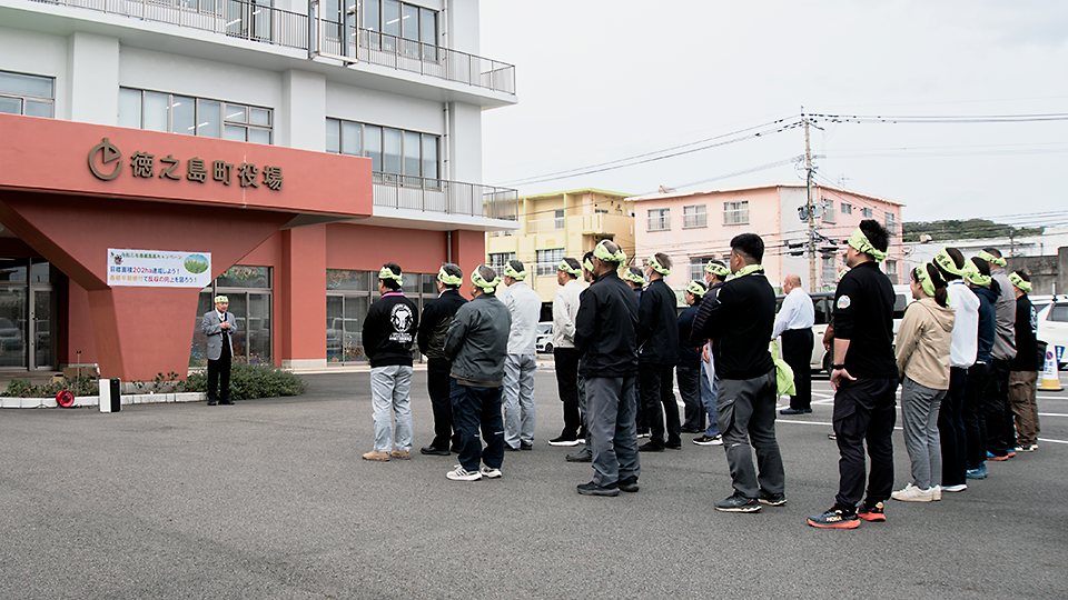 徳之島町夏植出発式のようす